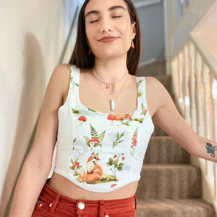Dame Crop Top med konstnärlig flora-design och justerbara axelband Mirla-Eva Jonsson
