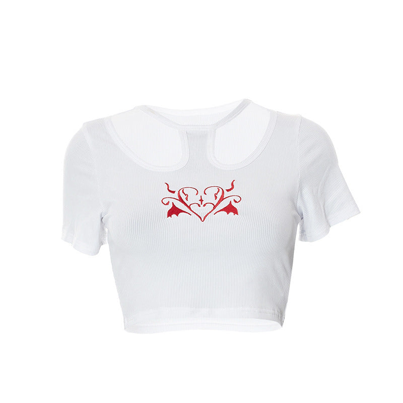 Dame Crop-Top med kreativ cut-out och broderad hjärt-design Mirla-Eva Jonsson