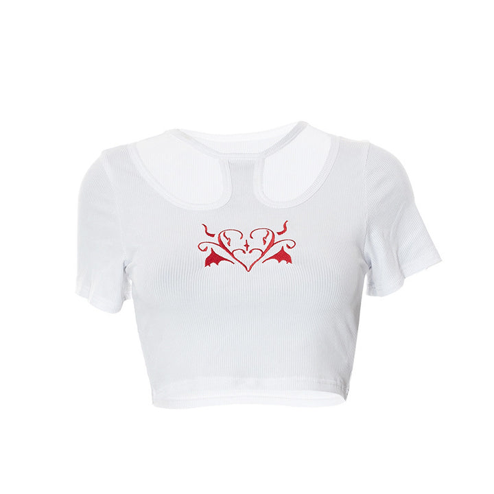 Dame Crop-Top med kreativ cut-out och broderad hjärt-design Mirla-Eva Jonsson
