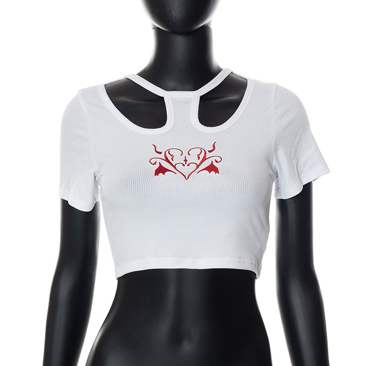 Dame Crop-Top med kreativ cut-out och broderad hjärt-design Mirla-Eva Jonsson