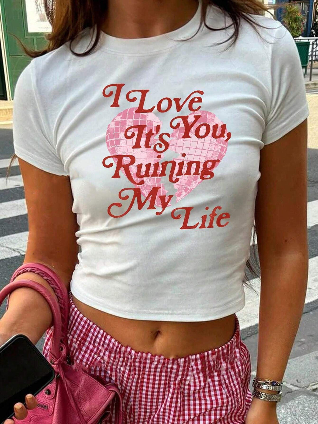 Dame Crop-Top med kreativ grafikdesign och modern text Mirla-Eva Jonsson