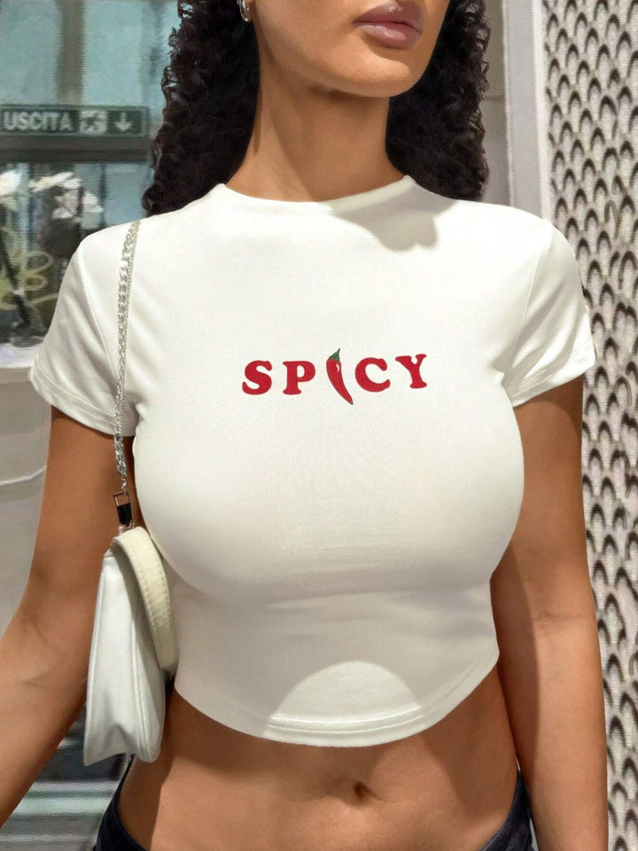 Dame Crop-Top med kreativ grafikdesign och modern text Mirla-Eva Jonsson
