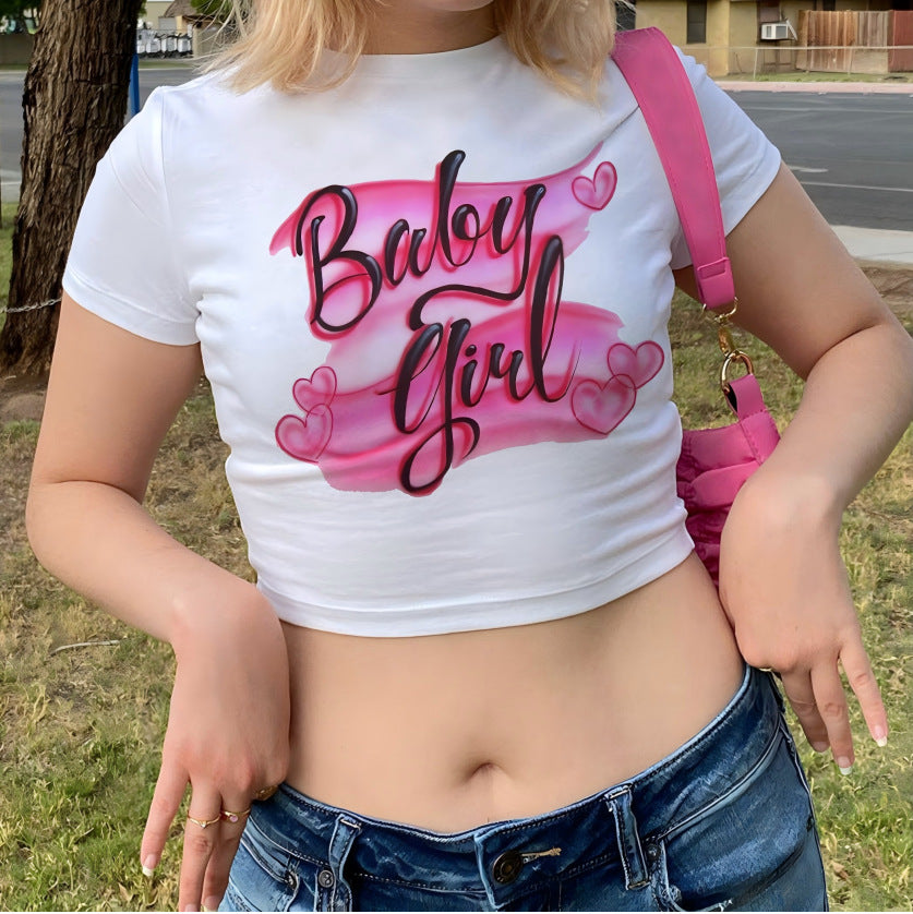 Dame Crop-Top med kreativ grafikdesign och modern text Mirla-Eva Jonsson