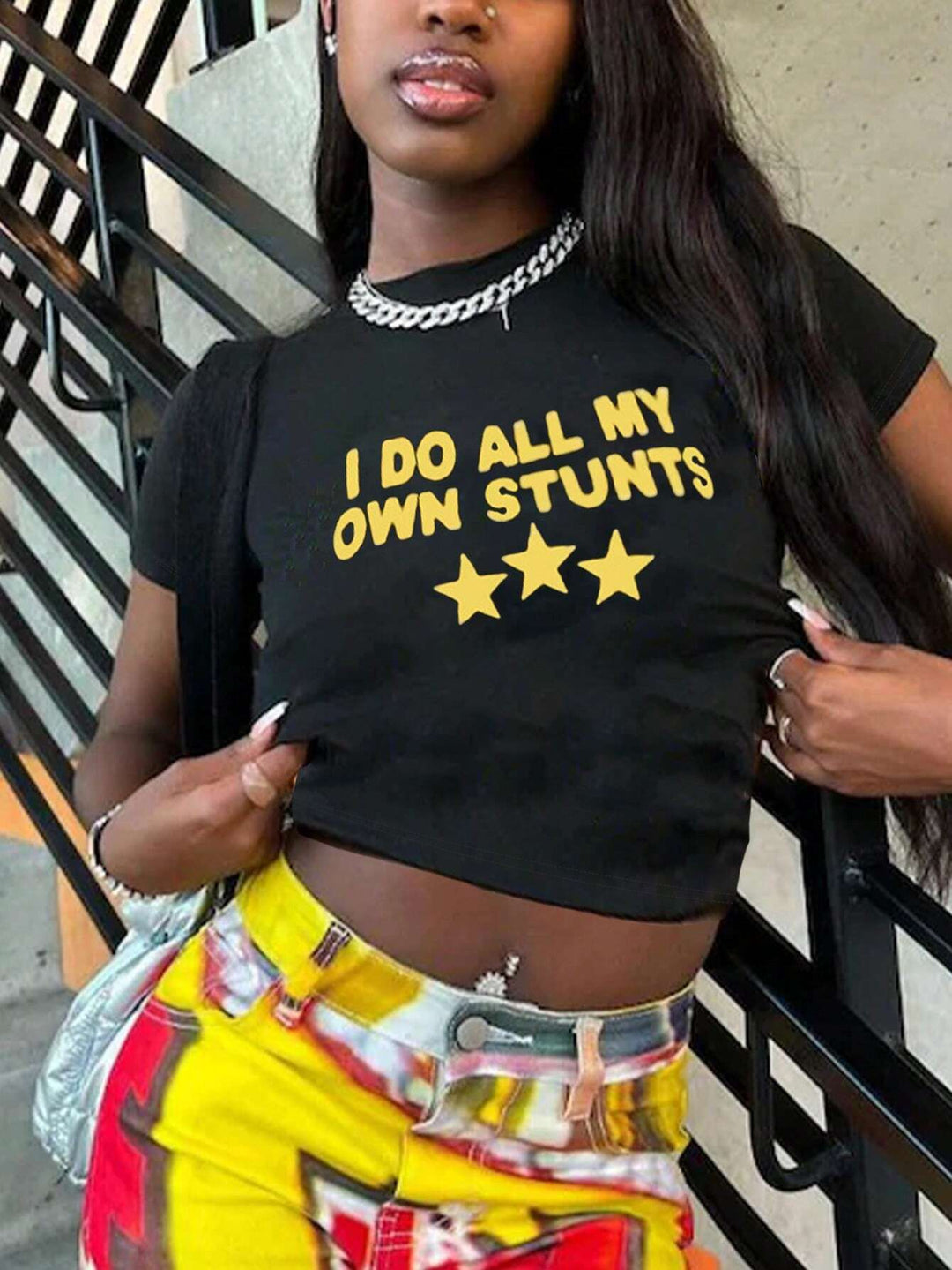 Dame Crop-Top med kreativ grafikdesign och modern text Mirla-Eva Jonsson