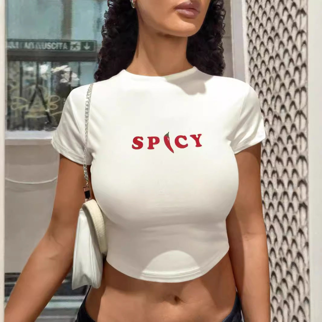 Dame Crop-Top med kreativ grafikdesign och modern text Mirla-Eva Jonsson
