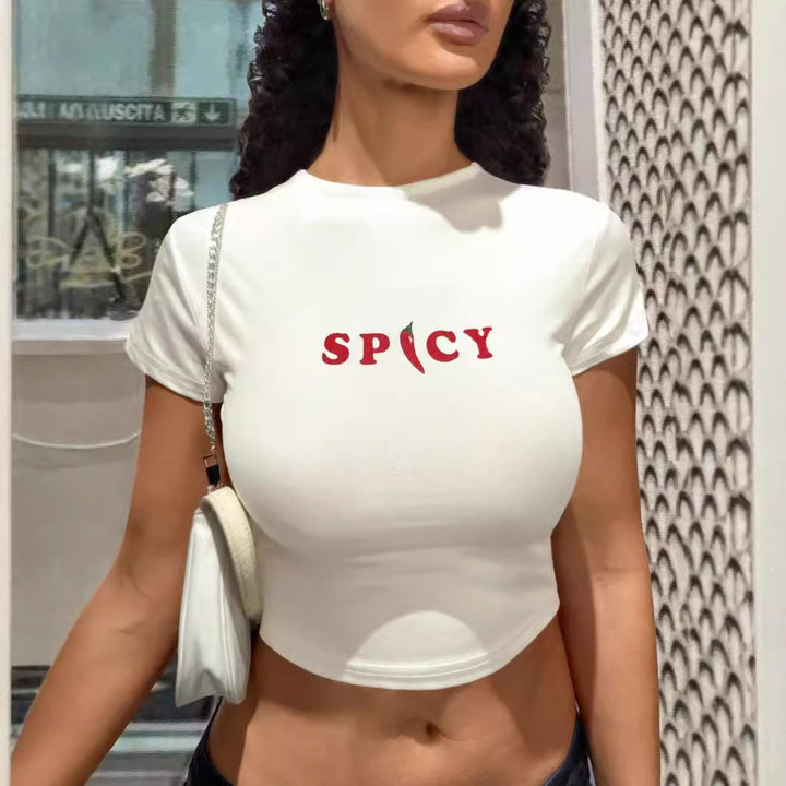 Dame Crop-Top med kreativ grafikdesign och modern text Mirla-Eva Jonsson