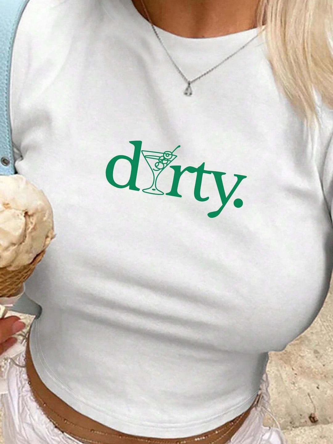 Dame Crop-Top med kreativ grafikdesign och modern text Mirla-Eva Jonsson
