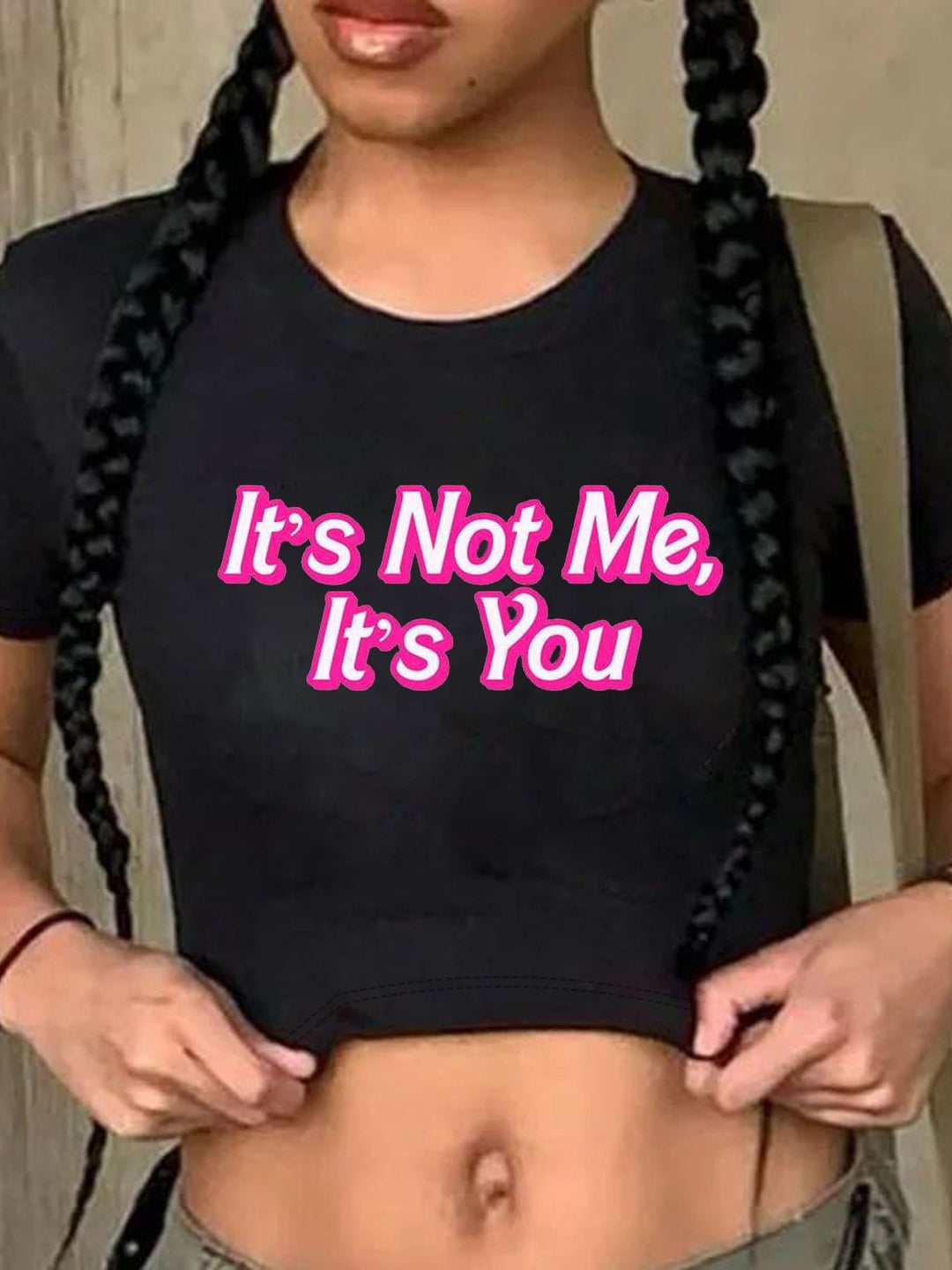 Dame Crop-Top med kreativ grafikdesign och modern text Mirla-Eva Jonsson