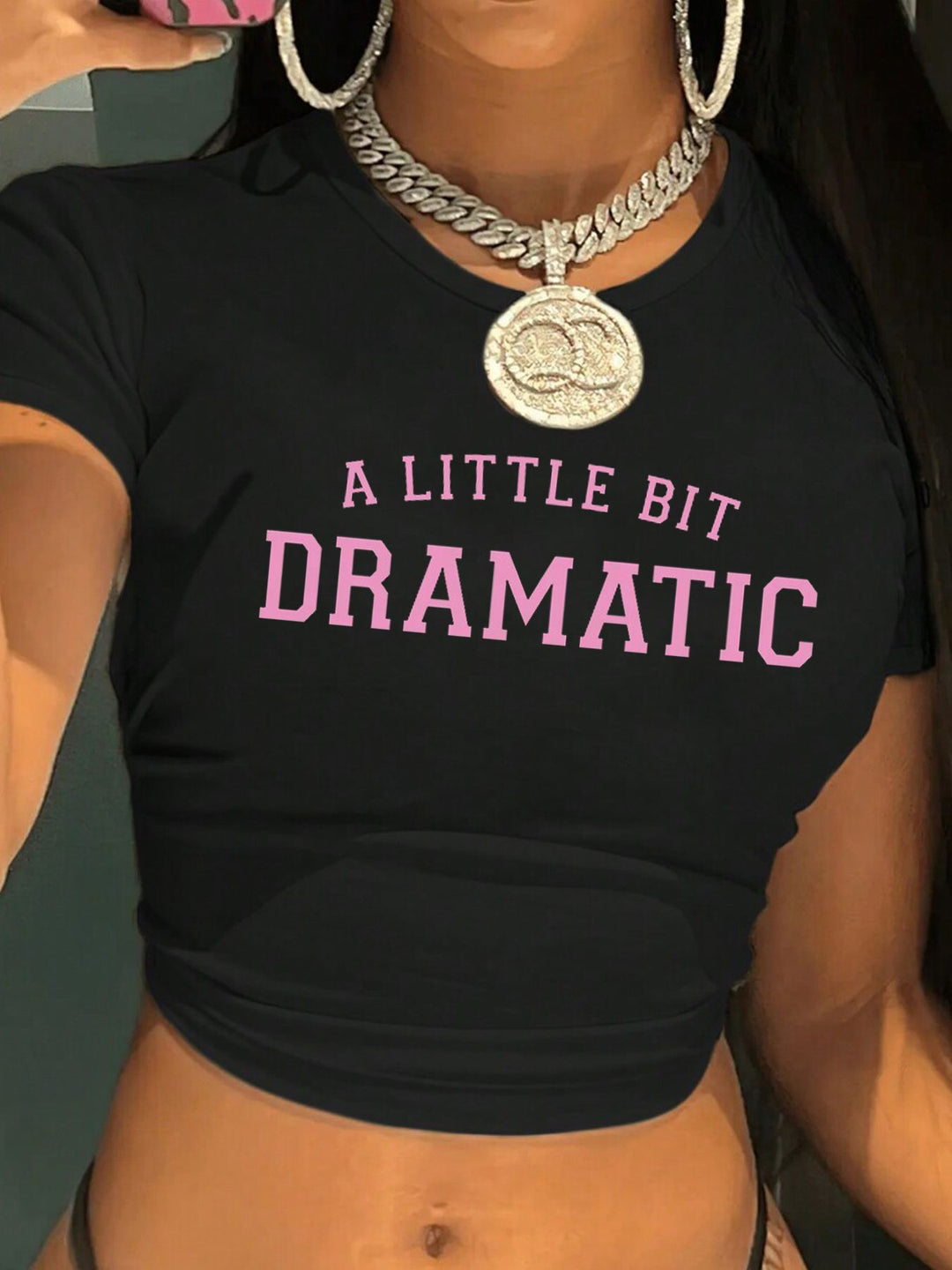 Dame Crop-Top med kreativ grafikdesign och modern text Mirla-Eva Jonsson