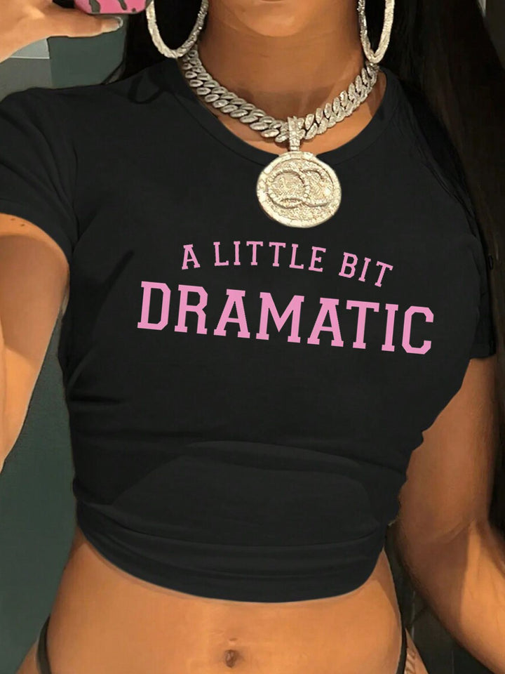 Dame Crop-Top med kreativ grafikdesign och modern text Mirla-Eva Jonsson