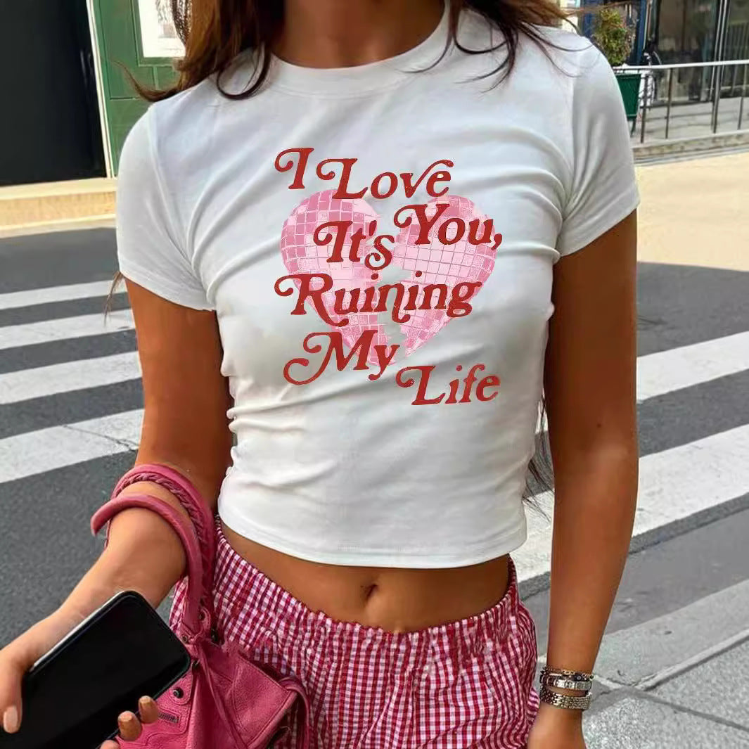 Dame Crop-Top med kreativ grafikdesign och modern text Mirla-Eva Jonsson