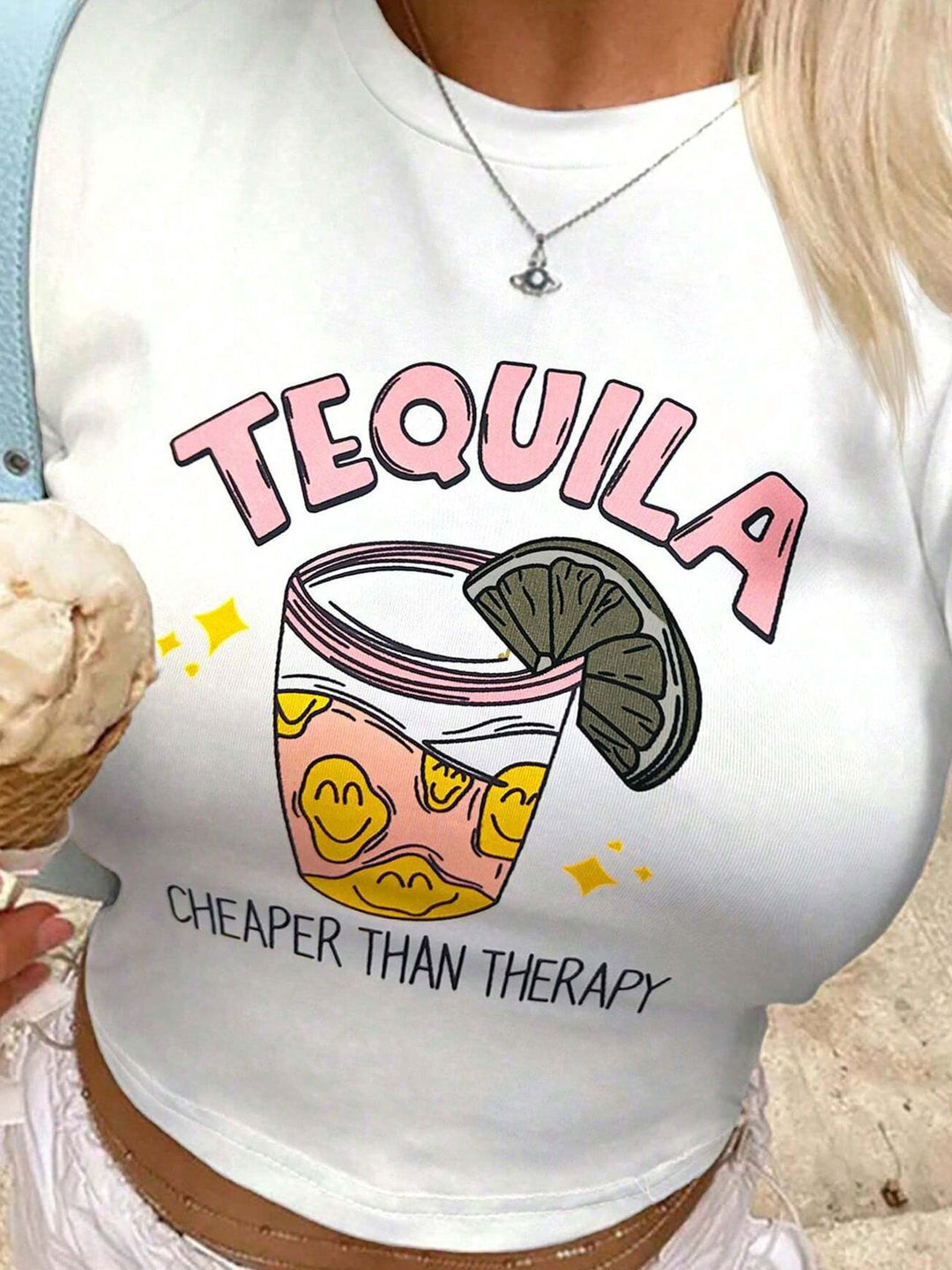 Dame Crop-Top med kreativ grafikdesign och modern text Mirla-Eva Jonsson