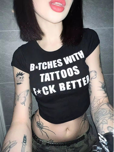 Dame Crop-Top med kreativ grafikdesign och modern text Mirla-Eva Jonsson