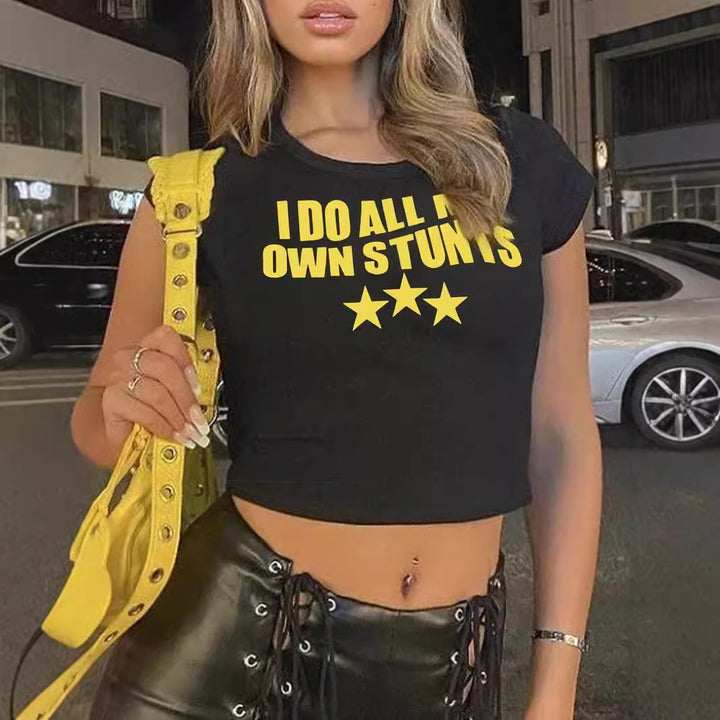 Dame Crop-Top med kreativ grafikdesign och modern text Mirla-Eva Jonsson