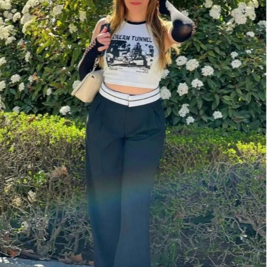 Dame Crop Top med kreativ grafiktryck och sportig design Mirla-Eva Jonsson
