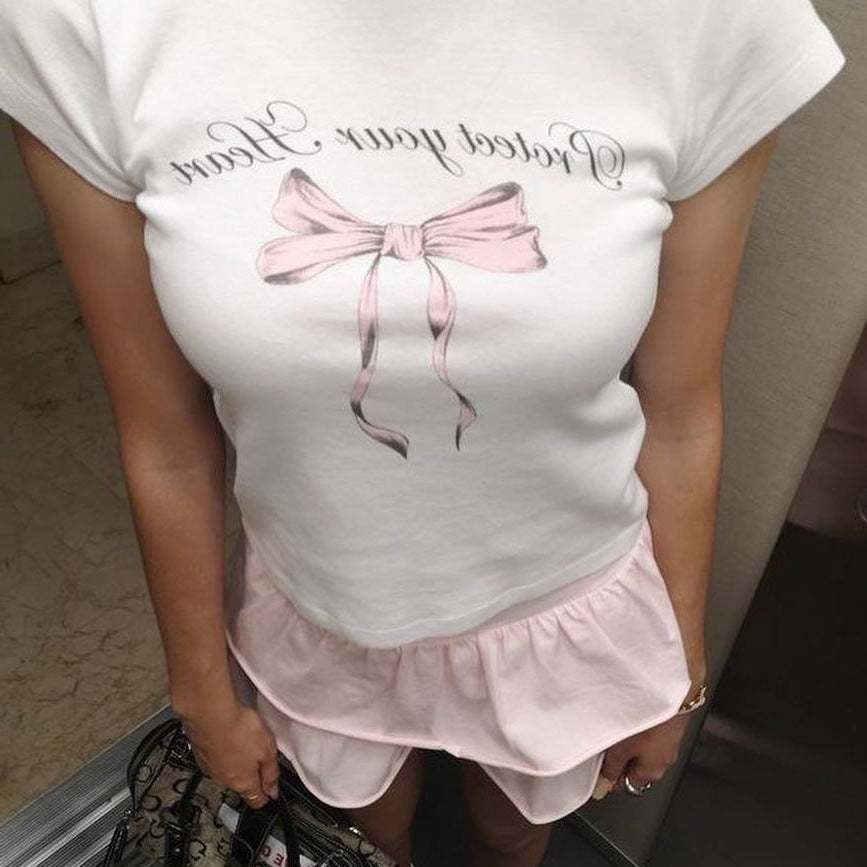 Dame Crop-Top med kreativt snörmotiv och inspirerande text Mirla-Eva Jonsson