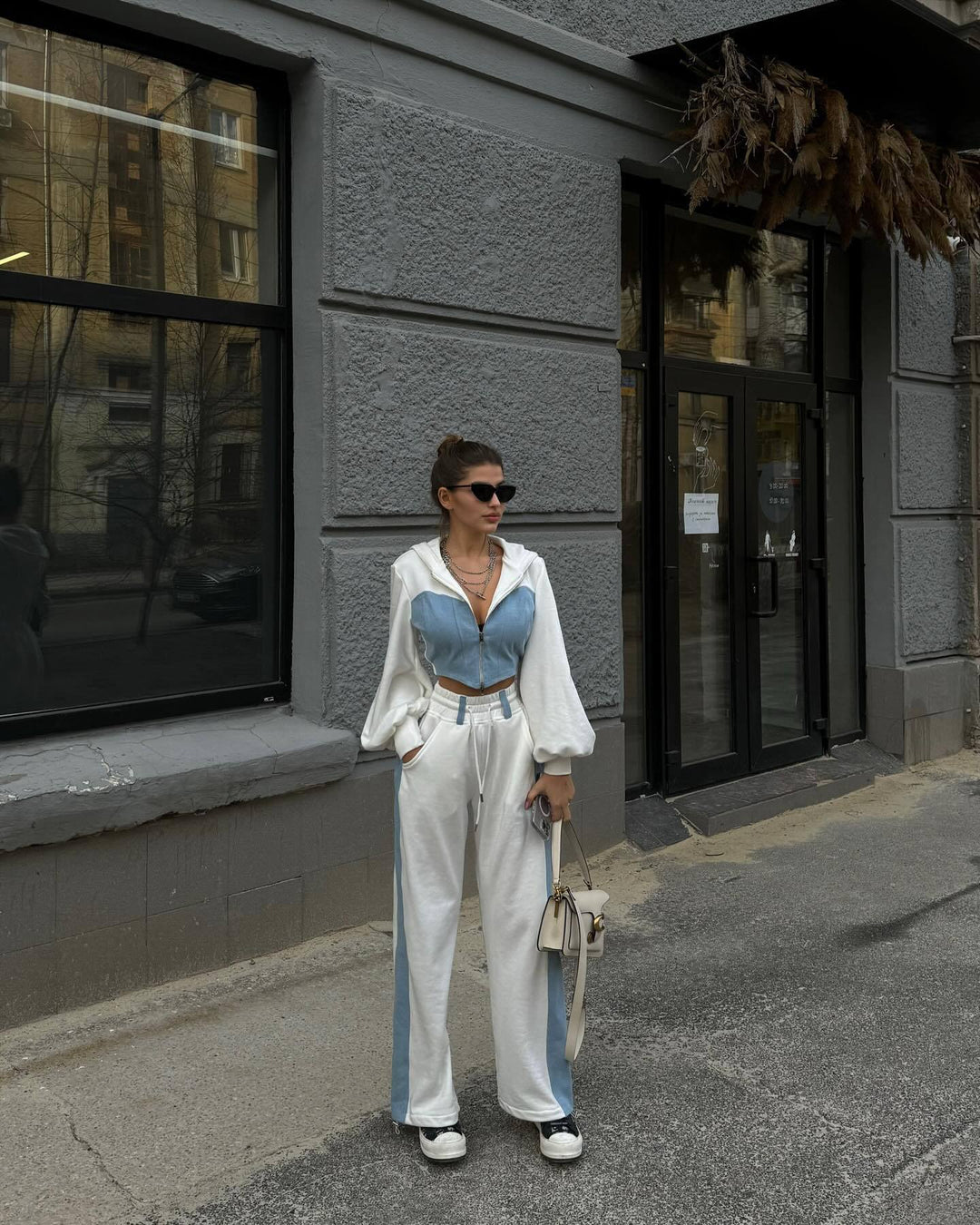Dame Cropped hoodie med praktisk dragkedja och bekväm passform Mirla-Eva Jonsson