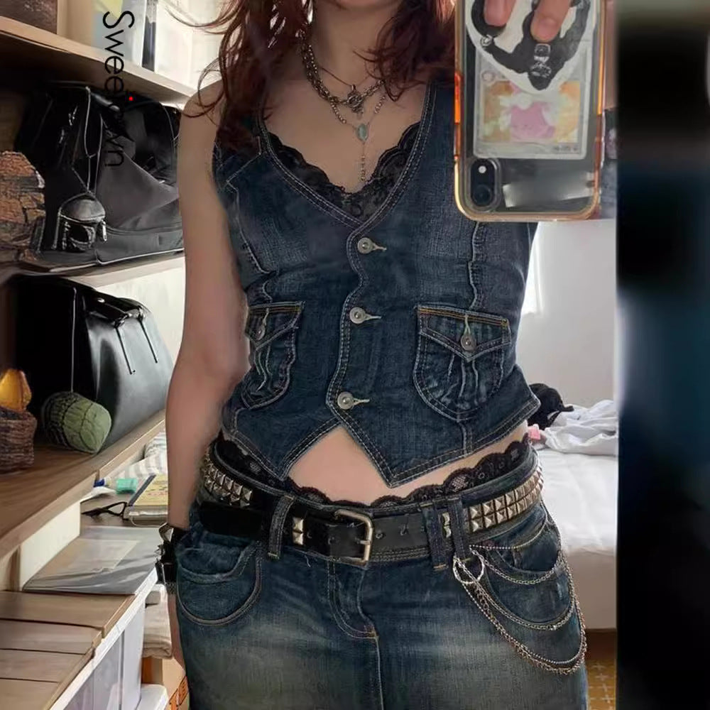 Dame Denim-Bustierjacka med nostalgisk spetsdetalj och dekorativa knapppdetaljer Mirla-Eva Jonsson