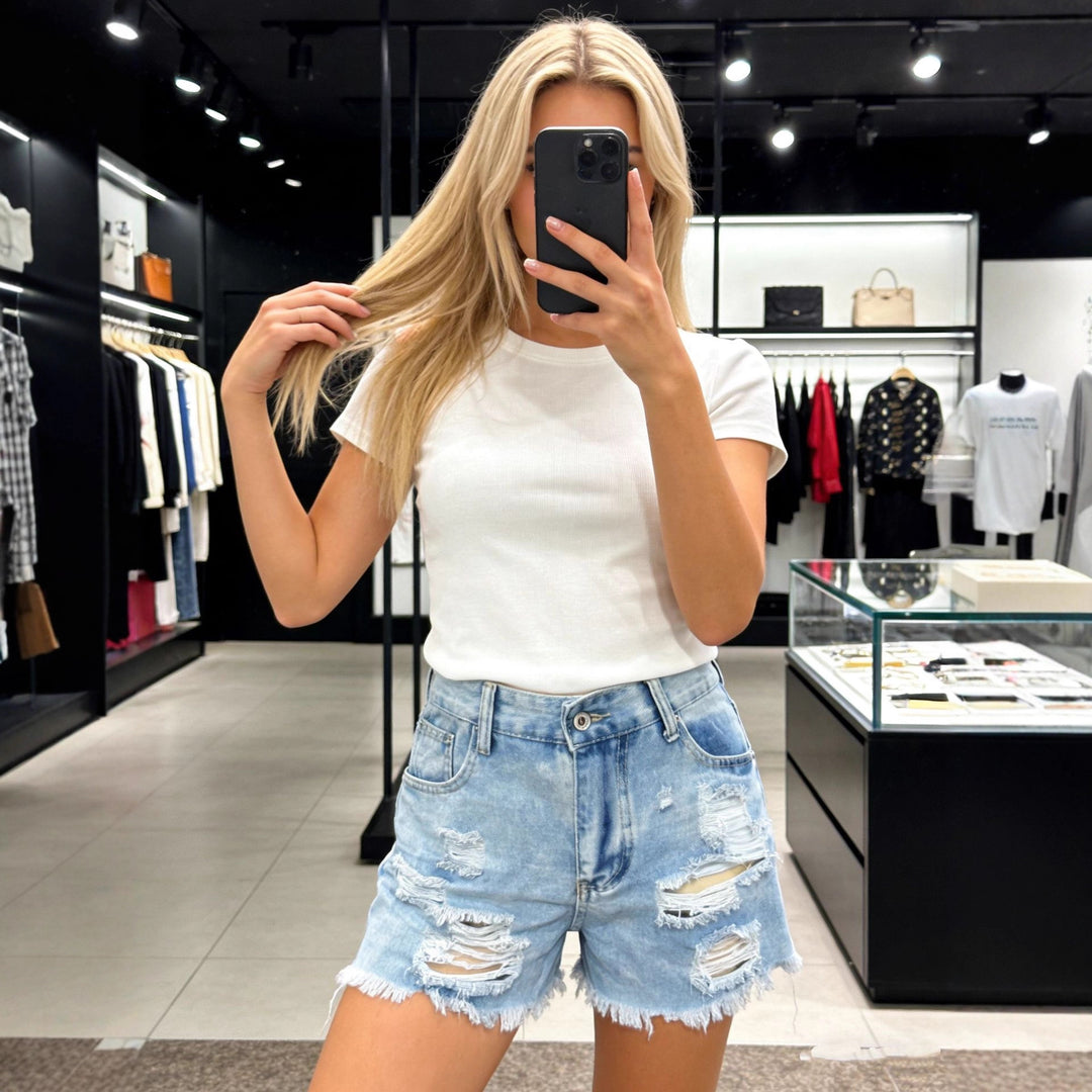Dame Destroyed Denim-Shorts med höga fickor och fransig nederkant Mirla-Eva Jonsson