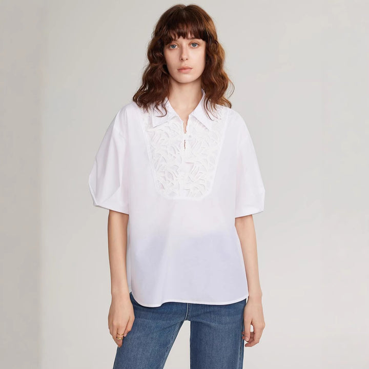 Dame Elegant Blus med drömmande broderidesign och knapppdetaljer Mirla-Eva Jonsson