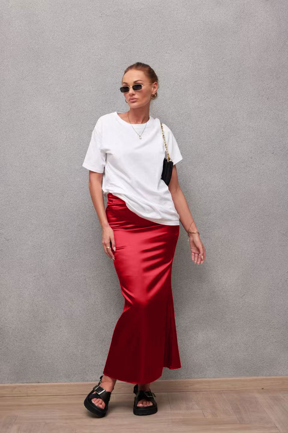 Dame Elegant Maxikjol i glänsande satin med hög slits Mirla-Eva Jonsson