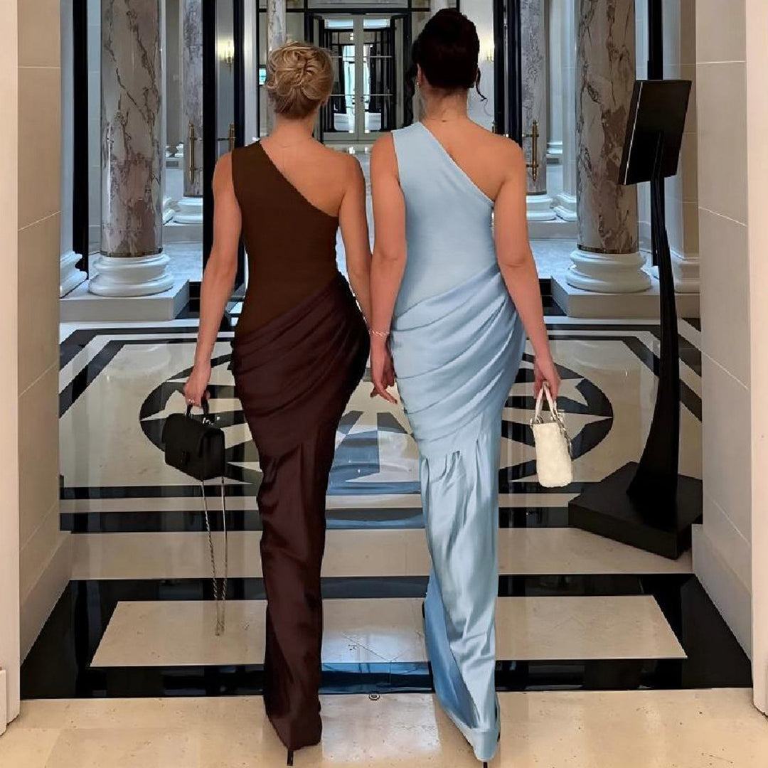 Dame Elegant Maxiklänning med asymmetrisk skärning och raffinerade draperingar Mirla-Eva Jonsson