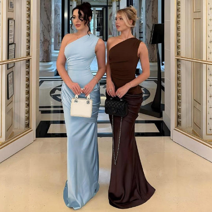 Dame Elegant Maxiklänning med asymmetrisk skärning och raffinerade draperingar Mirla-Eva Jonsson
