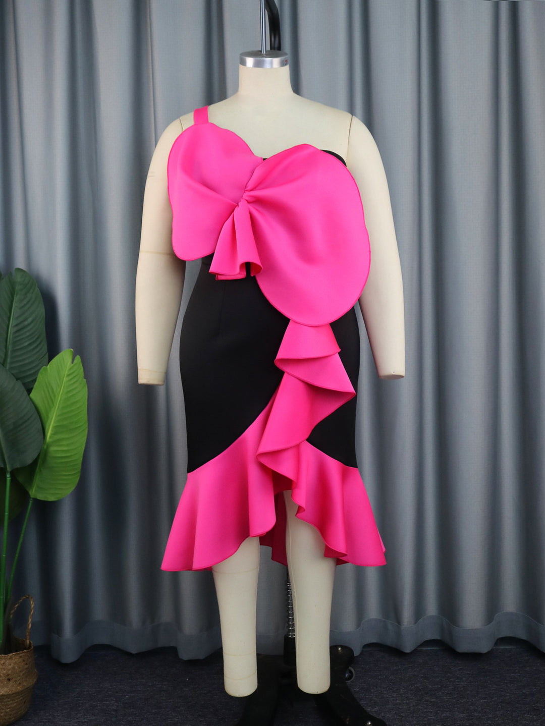 Dame Elegant cocktail dress with statement ruffle design and plus size Mirla-Eva Jonsson