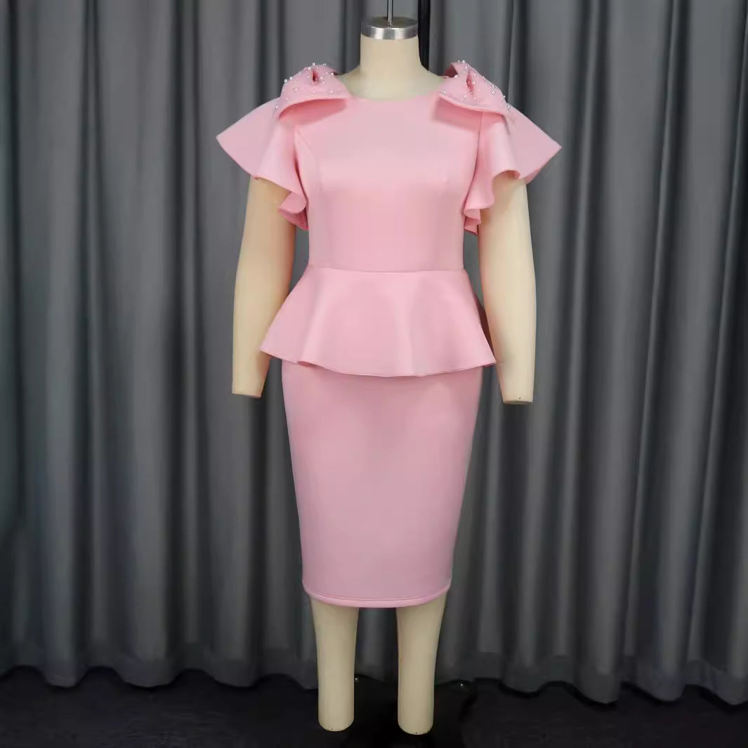 Dame Elegant klänning med voluminösa volanger och pärlprydnader Mirla-Eva Jonsson