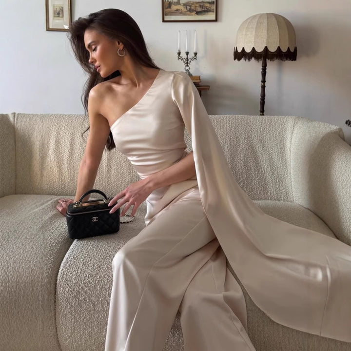 Dame Ensidig Off-Shoulder Miniklänning med Chic Satinfinish Mirla-Eva Jonsson