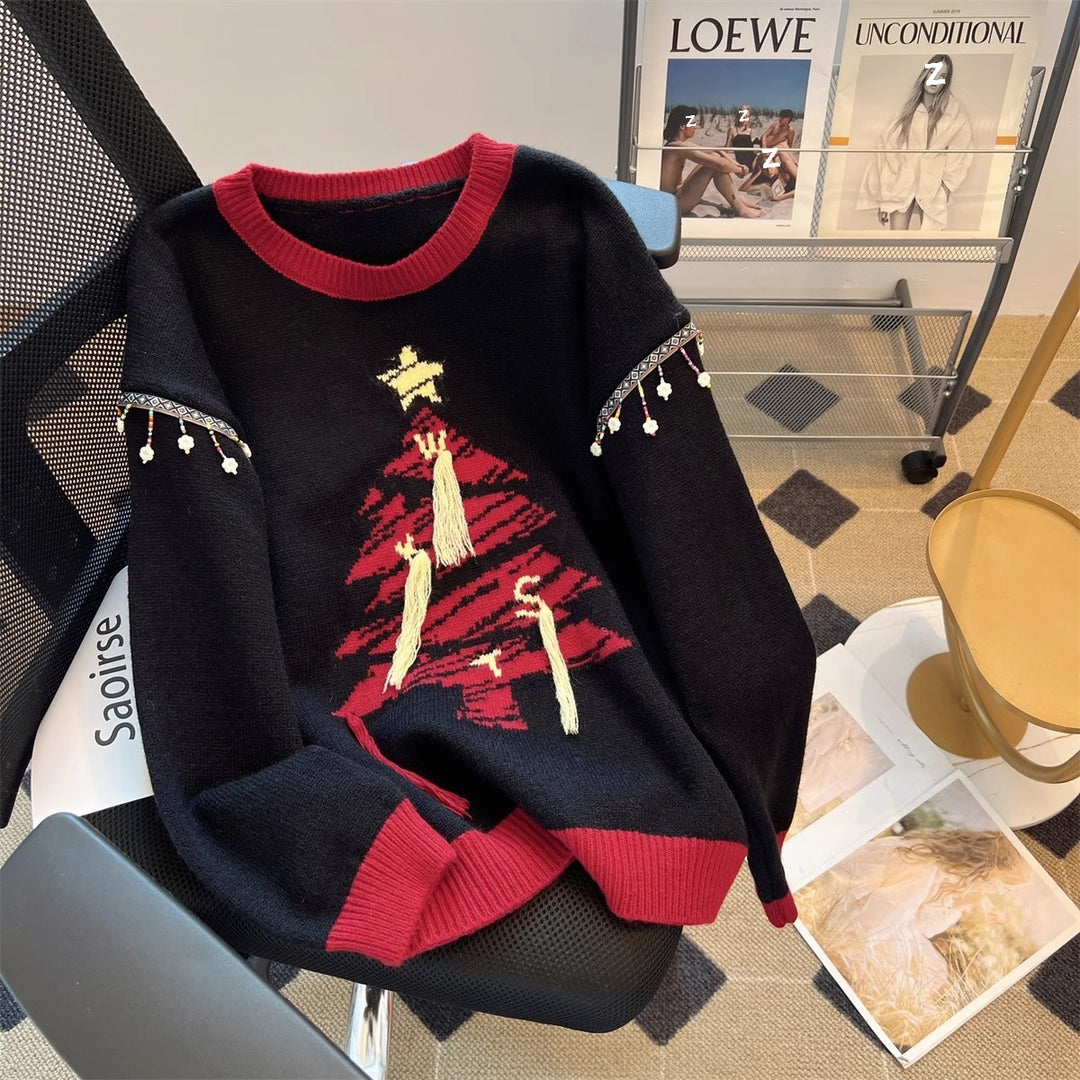 Dame Festlig Stickad Tröja med Granmotiv och Lekfulla Accenter Mirla-Eva Jonsson