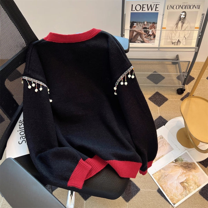 Dame Festlig Stickad Tröja med Granmotiv och Lekfulla Accenter Mirla-Eva Jonsson