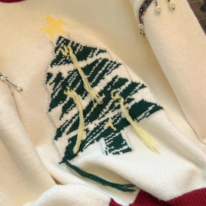 Dame Festlig Stickad Tröja med Granmotiv och Lekfulla Accenter Mirla-Eva Jonsson