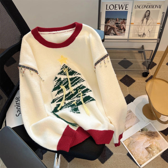 Dame Festlig Stickad Tröja med Granmotiv och Lekfulla Accenter Mirla-Eva Jonsson