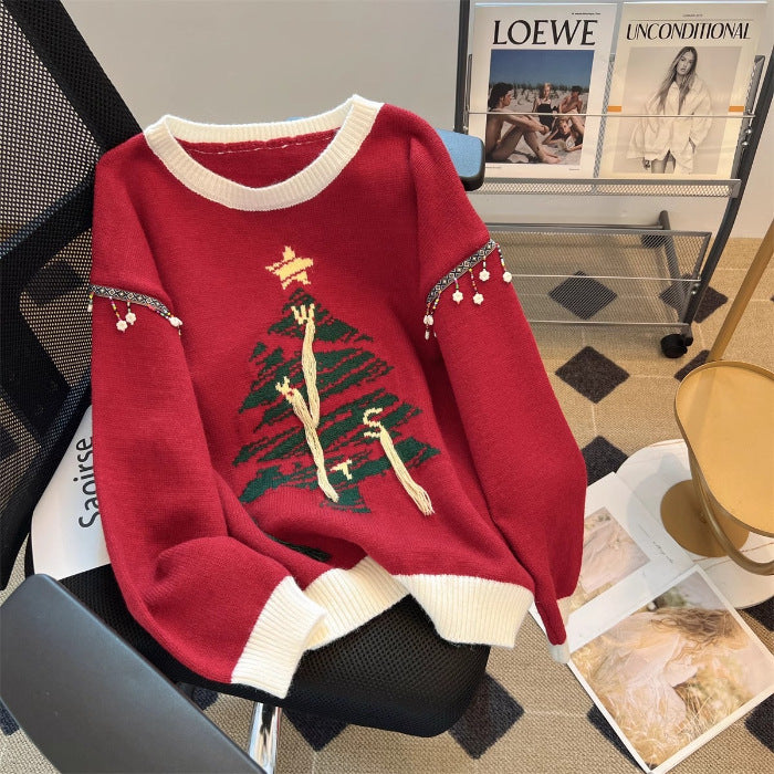 Dame Festlig Stickad Tröja med Granmotiv och Lekfulla Accenter Mirla-Eva Jonsson