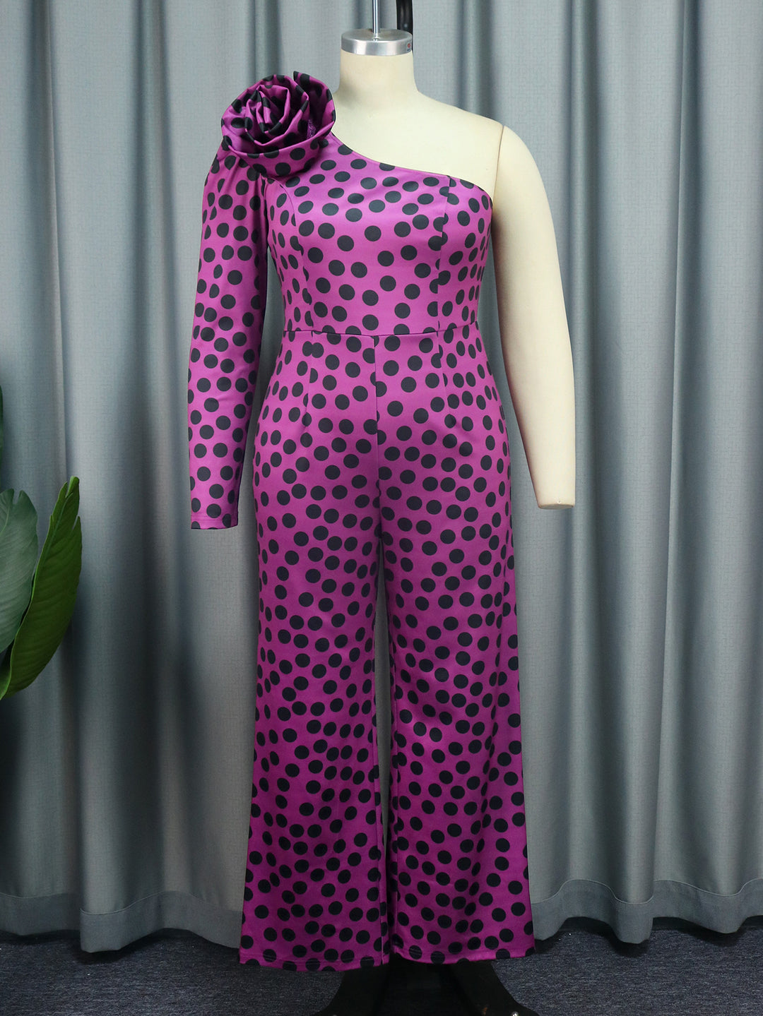 Dame Glamoröst Jumpsuit med asymmetrisk design och volangdetalj Mirla-Eva Jonsson