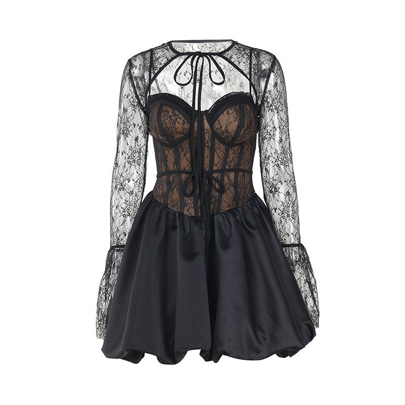 Dame Glamourös Spitzenkleid mit Rüschenrock und eleganten Details Mirla-Eva Jonsson