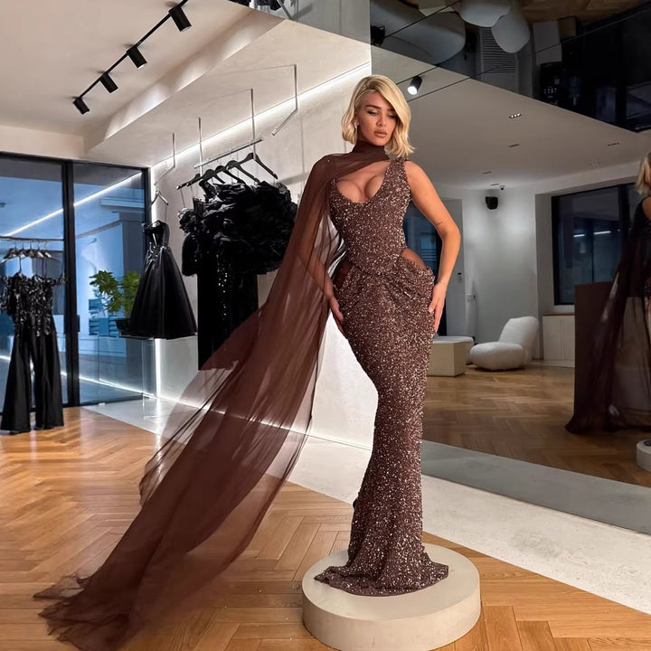 Dame Glamourösa Kvällsklänning med glittrande paljetter och dramatisk chiffongöverdrag Mirla-Eva Jonsson