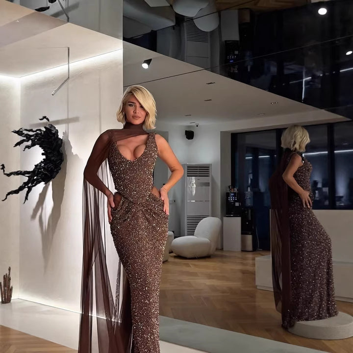 Dame Glamourösa Kvällsklänning med glittrande paljetter och dramatisk chiffongöverdrag Mirla-Eva Jonsson