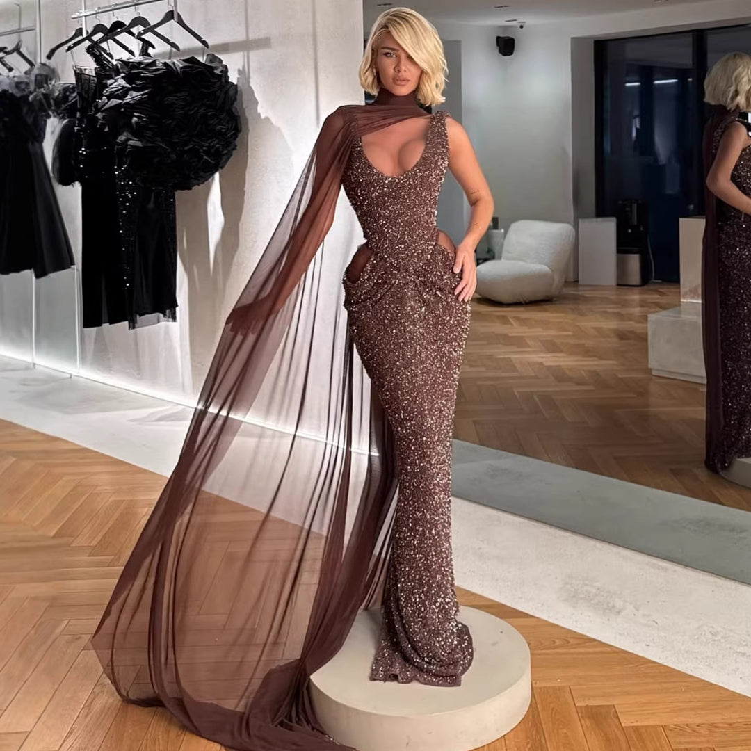 Dame Glamourösa Kvällsklänning med glittrande paljetter och dramatisk chiffongöverdrag Mirla-Eva Jonsson