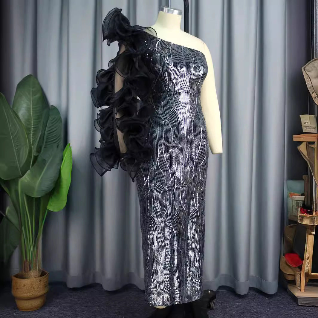 Dame Glittrande Aftonklänning med asymmetrisk skärning och voluminösa volangdetaljer Mirla-Eva Jonsson