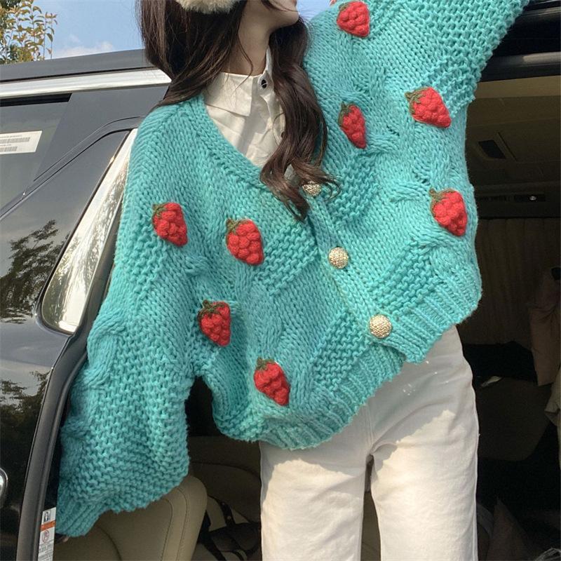 Dame Grov Stickad Cardigan med Blomsterbroderi och Glittrande Knappar Mirla-Eva Jonsson