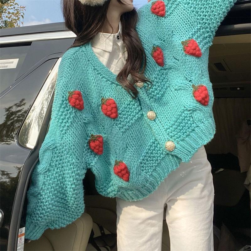 Dame Grov Stickad Cardigan med Blomsterbroderi och Glittrande Knappar Mirla-Eva Jonsson