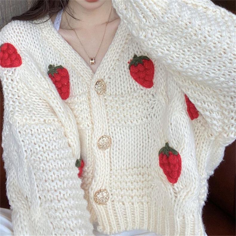 Dame Grov Stickad Cardigan med Blomsterbroderi och Glittrande Knappar Mirla-Eva Jonsson
