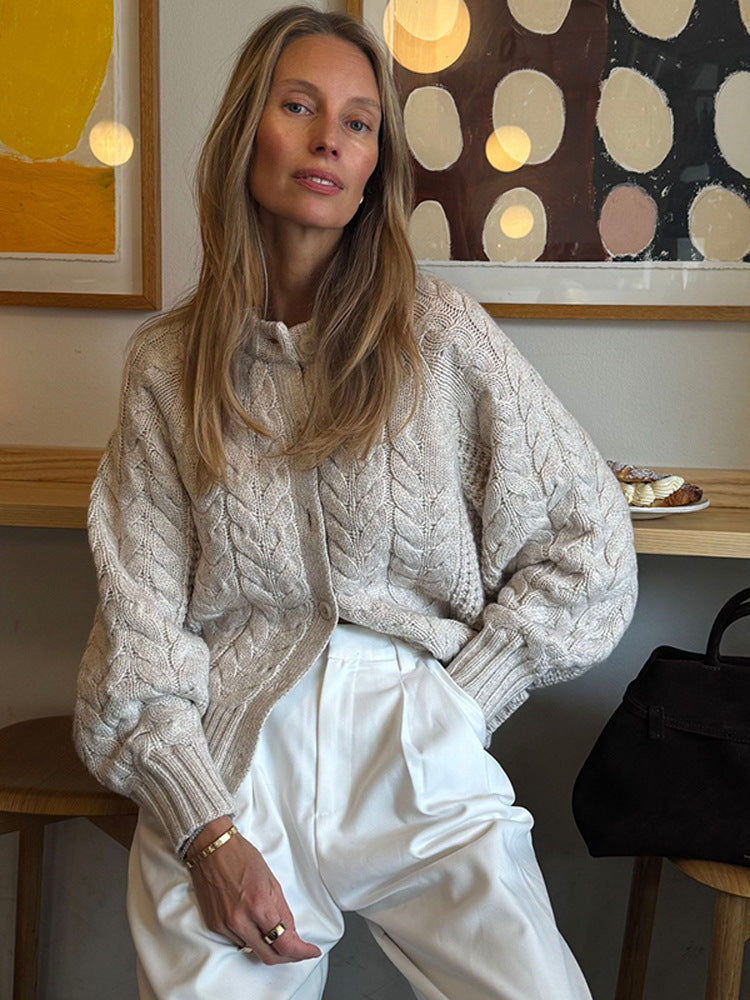 Dame Grovstickad jacka med tjock flätmönsterstruktur Mirla-Eva Jonsson