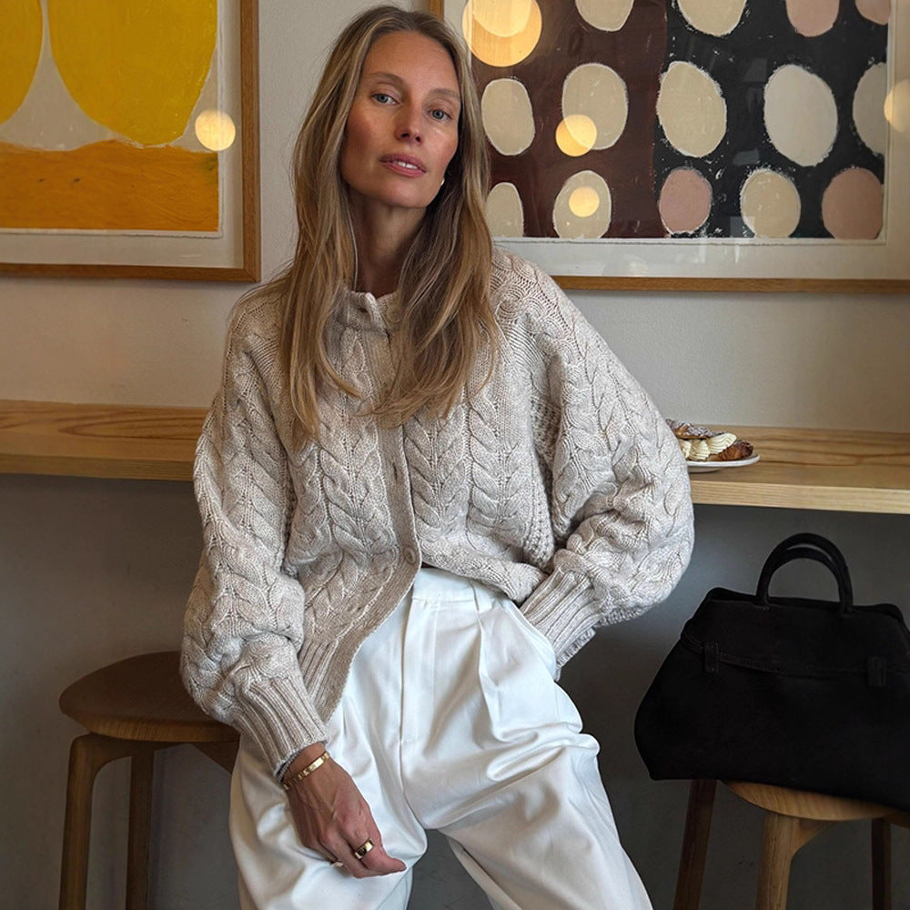 Dame Grovstickad jacka med tjock flätmönsterstruktur Mirla-Eva Jonsson