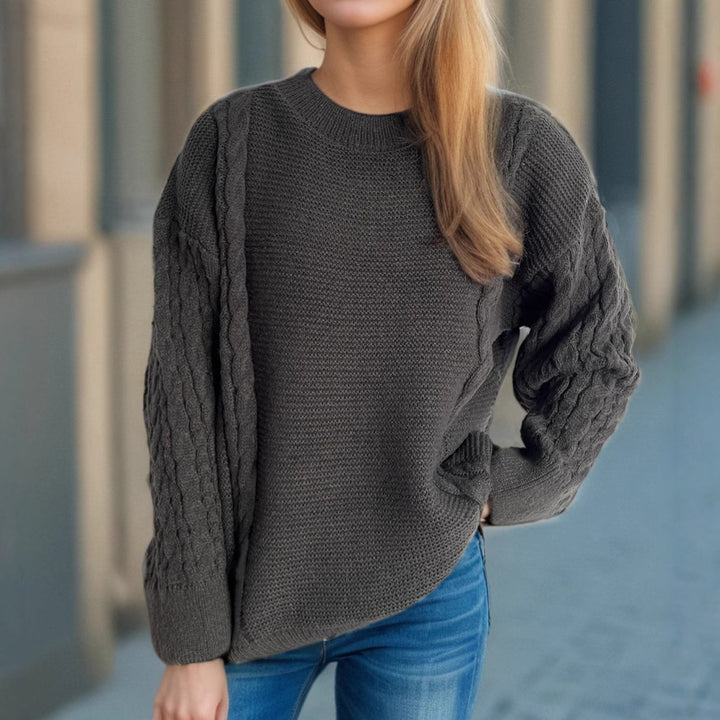 Dame Grovstickad tröja med eleganta flätmönster och avslappnad passform Eva Jonsson-Eva Jonsson