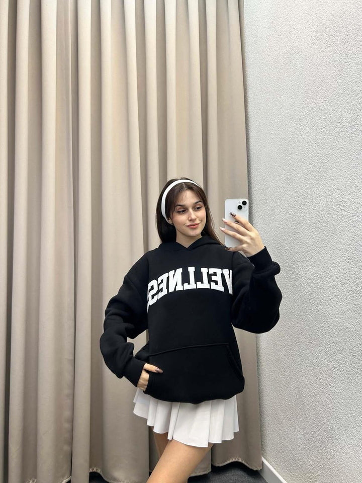 Dame Hoodie med stort logotyp och känguruficka Mirla-Eva Jonsson