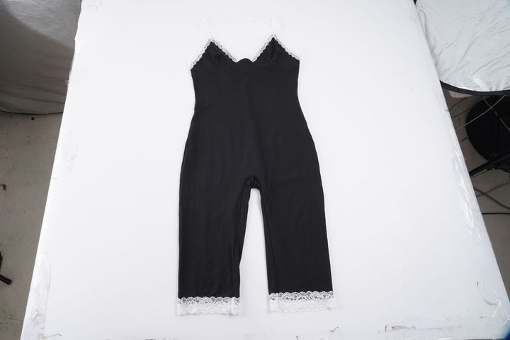 Dame Jumpsuit med spetsdetaljer och figursydd design Mirla-Eva Jonsson