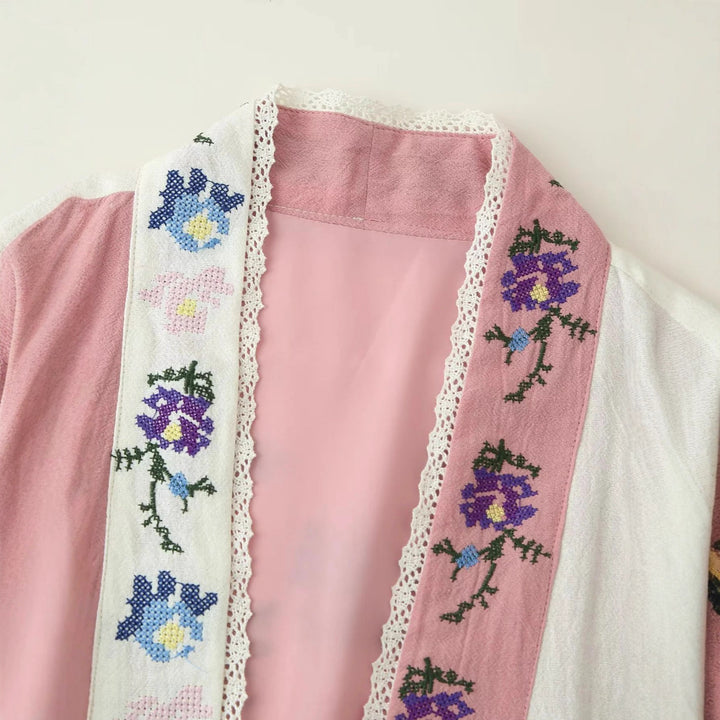 Dame Kimono-jacka med florala broderier och elegant krage Mirla-Eva Jonsson